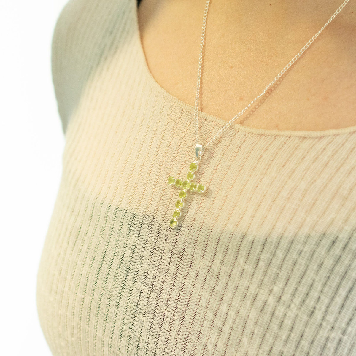 Pendentif croix en péridot, plaqué argent — vue 3