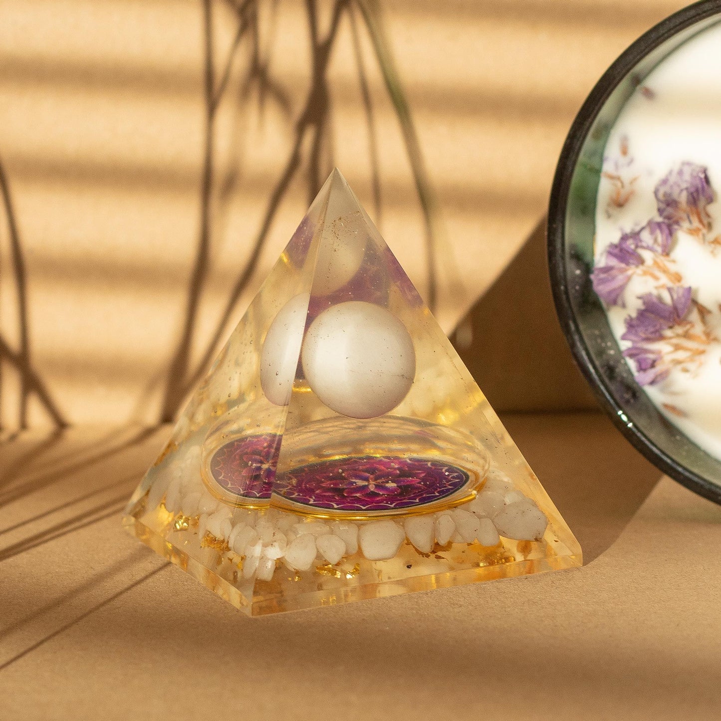 Pyramide d’orgonite format moyen — Sphère de quartz flottante · Éclats de quartz