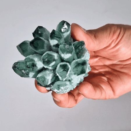 Géode — Grappe artisanale de quartz naturel · Quartz fantôme vert · 8cm