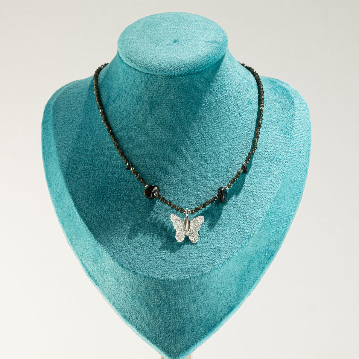 Collier d’obsidienne, papillon en feuille réelle — vue 4