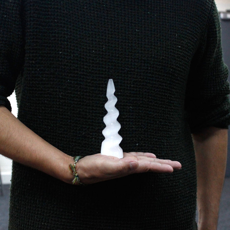 Tour en sélénite — Corne de licorne spiralée · 15 cm