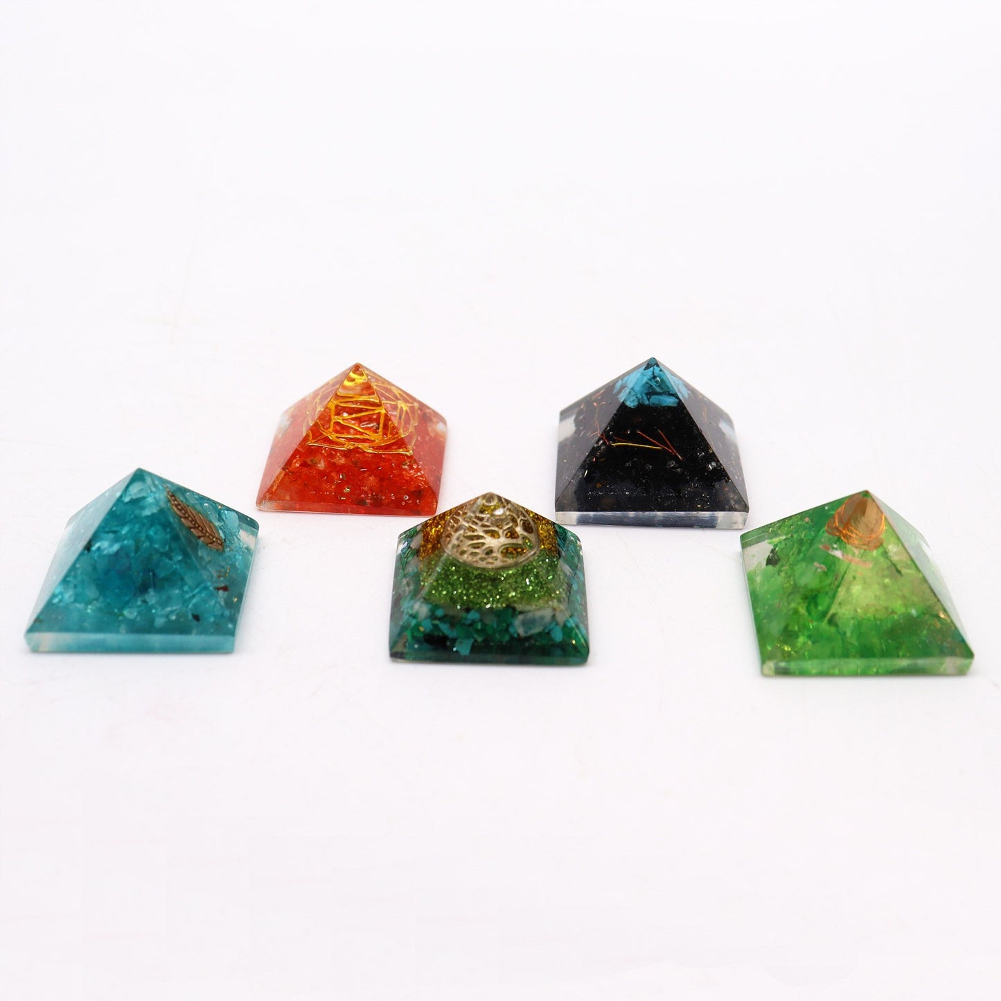 Petite pyramide d’orgonite — Éclats de pierres & cuivre · 25mm