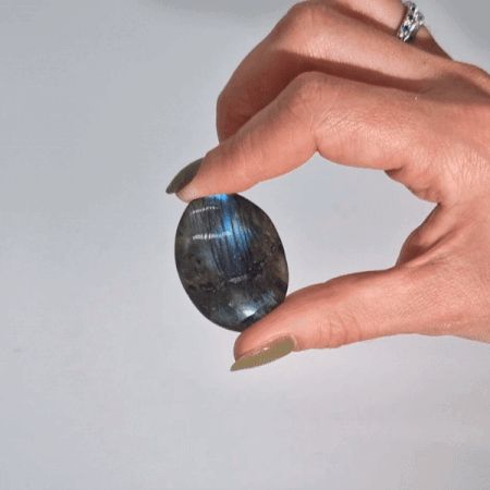 Pierre de paume en labradorite de Madagascar · 35 à 50 mm