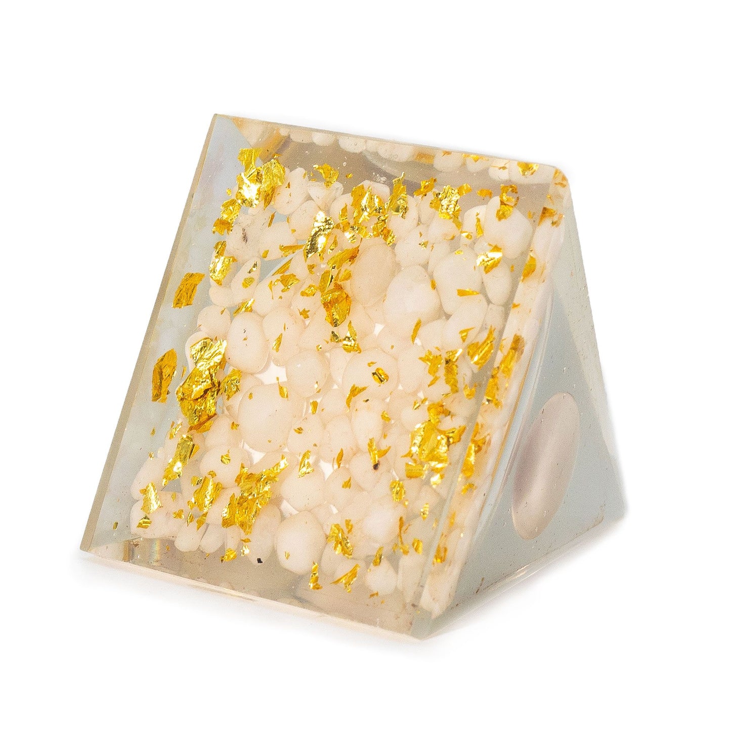 Pyramide d’orgonite format moyen — Sphère de quartz flottante · Éclats de quartz
