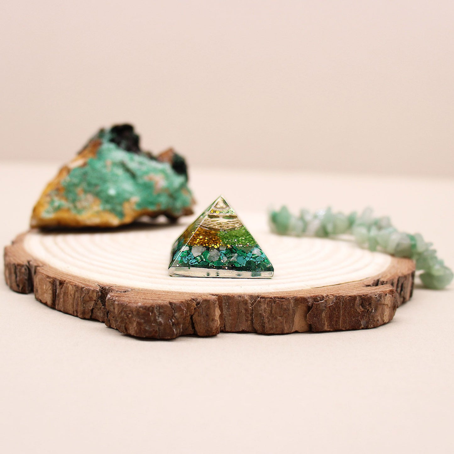 Petite pyramide d’orgonite — Éclats de pierres & cuivre · 25mm