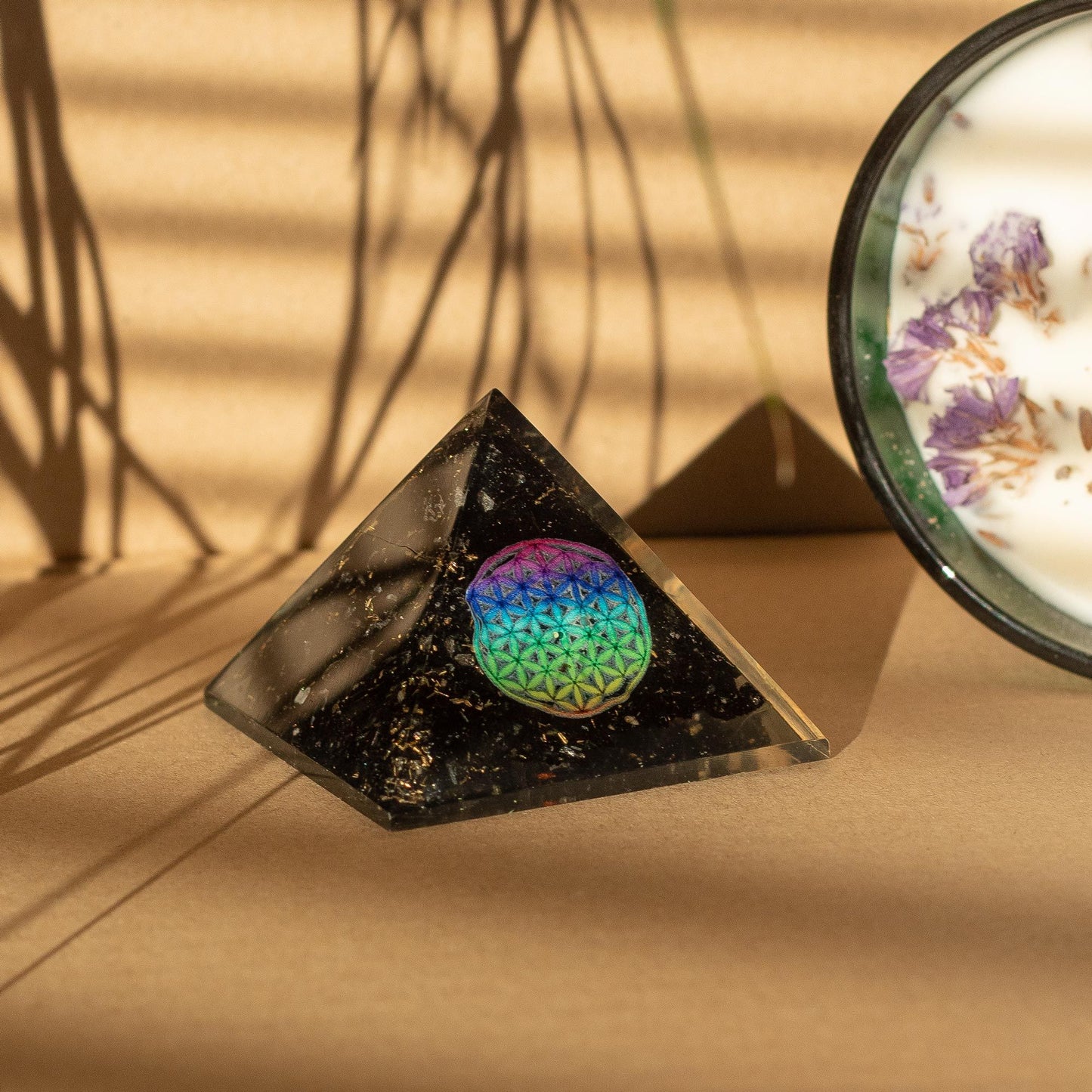 Petite pyramide d’orgonite — Fleur de vie · Éclats de tourmaline noire · 5cm