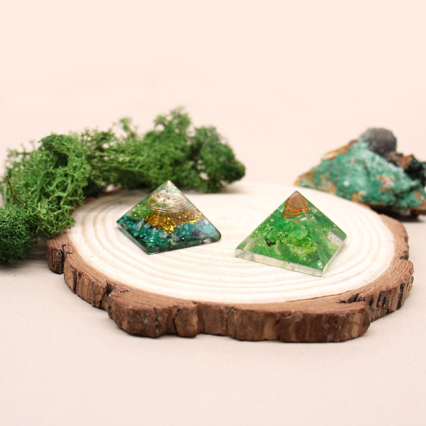 Petite pyramide d’orgonite — Éclats de pierres & cuivre · 25mm