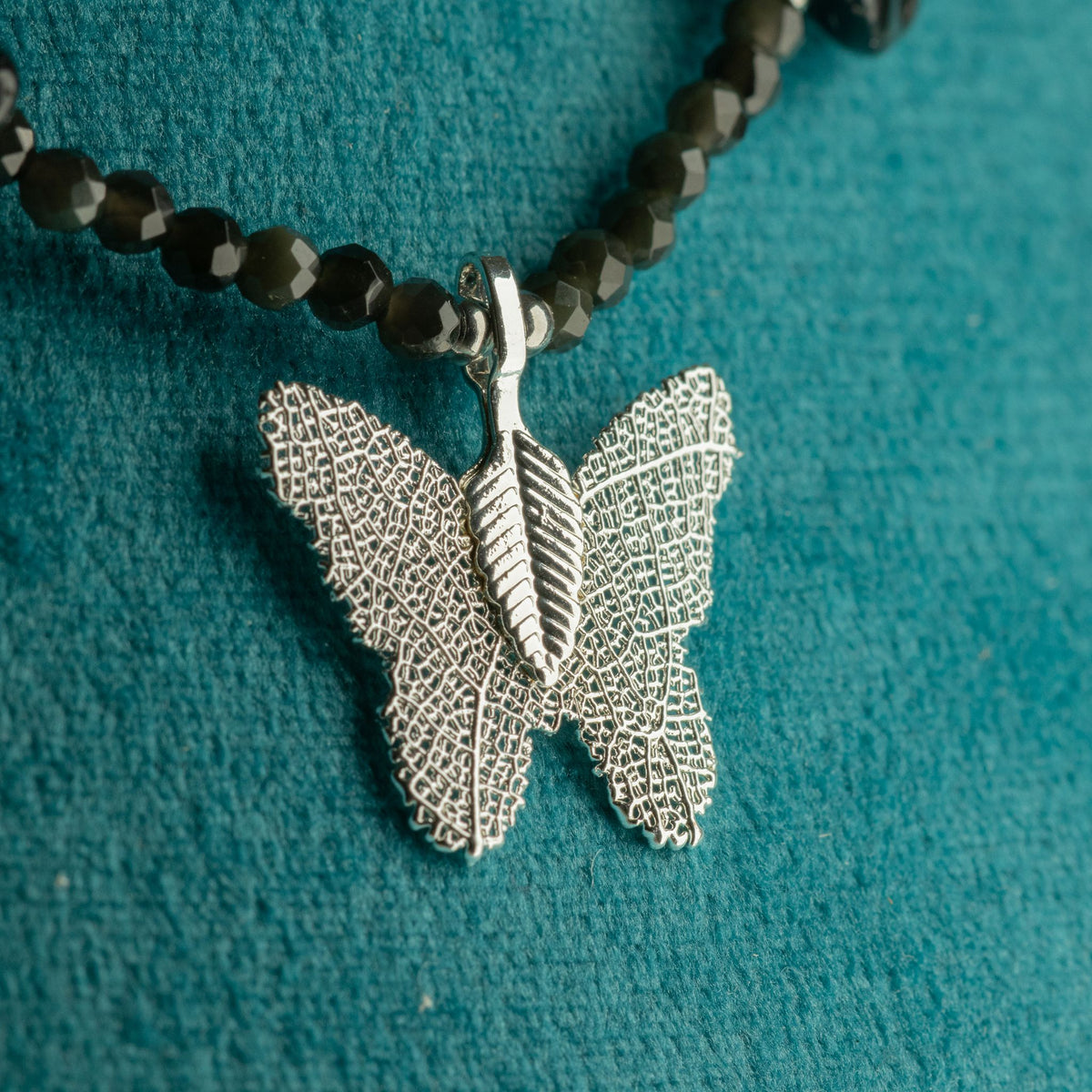 Collier d’obsidienne, papillon en feuille réelle — vue 3