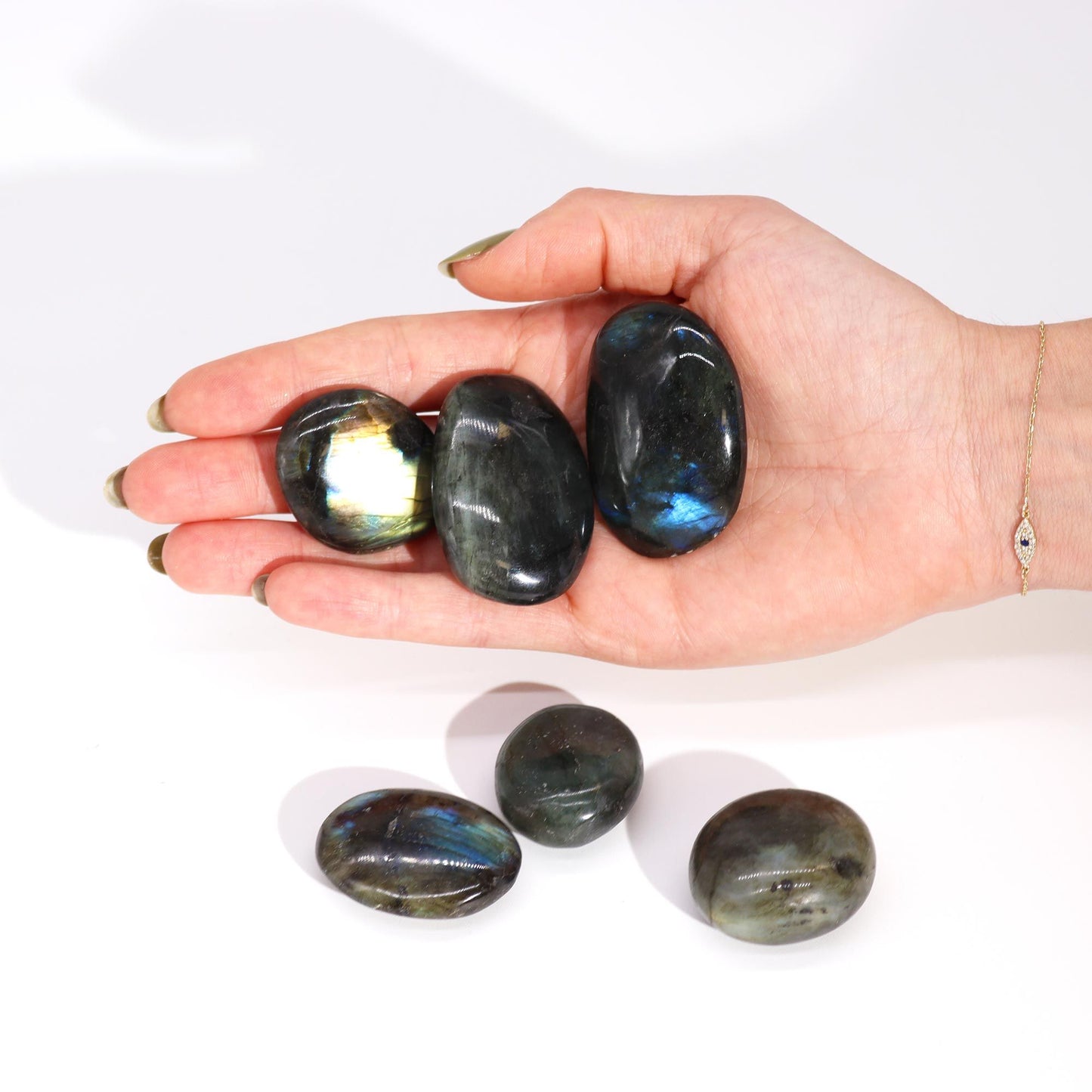 Pierre de paume en labradorite de Madagascar · 35 à 50 mm