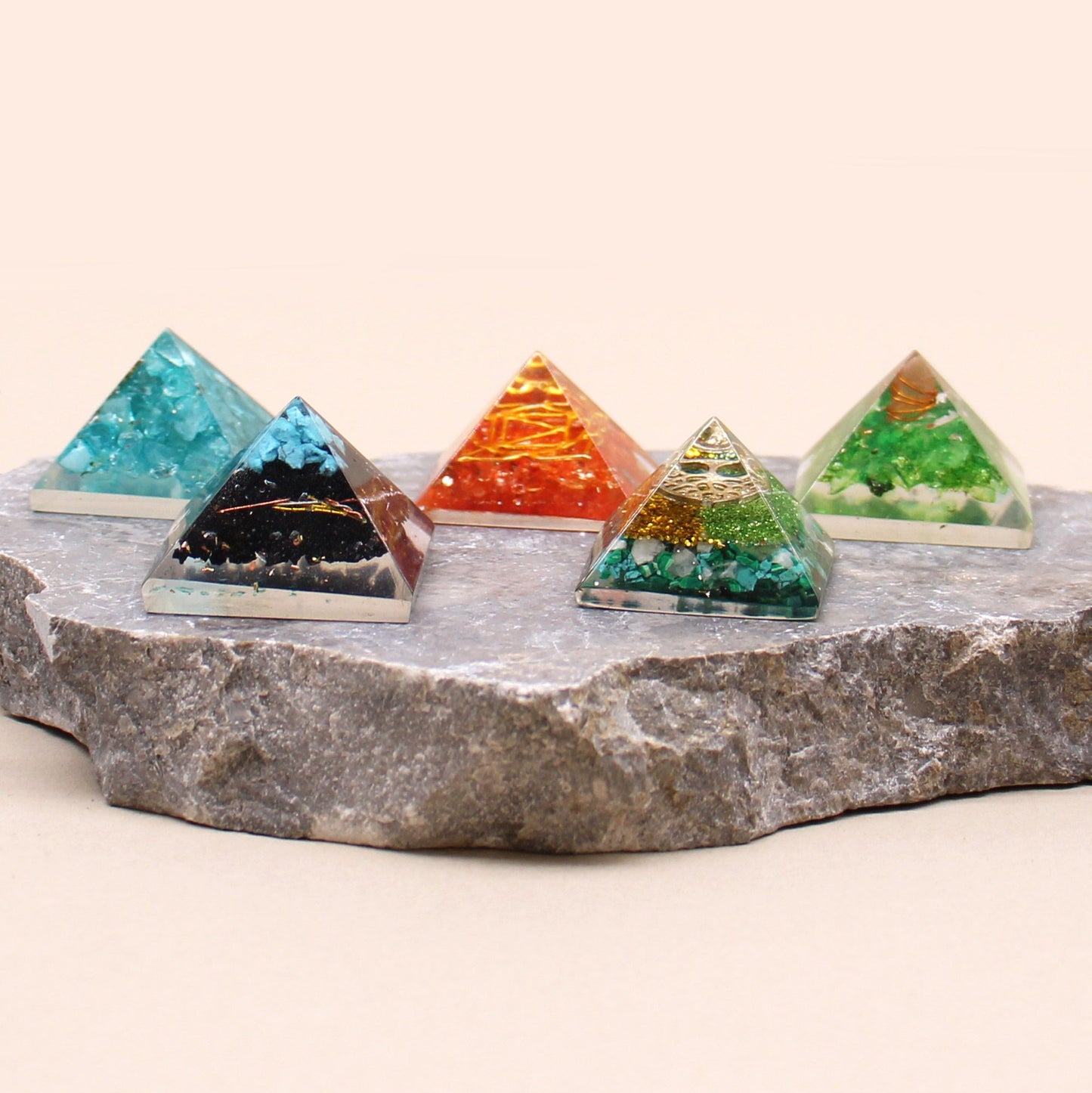 Petite pyramide d’orgonite — Éclats de pierres & cuivre · 25mm