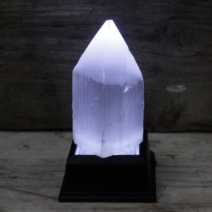 Tour en sélénite — Pointe crayon · 10 cm