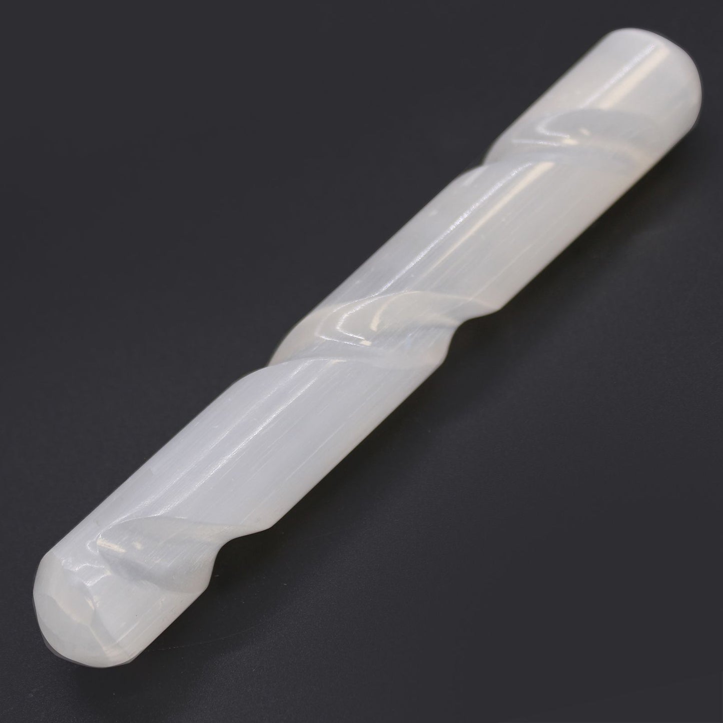 Baguette spirale en sélénite — Deux extrémités rondes · 16 cm