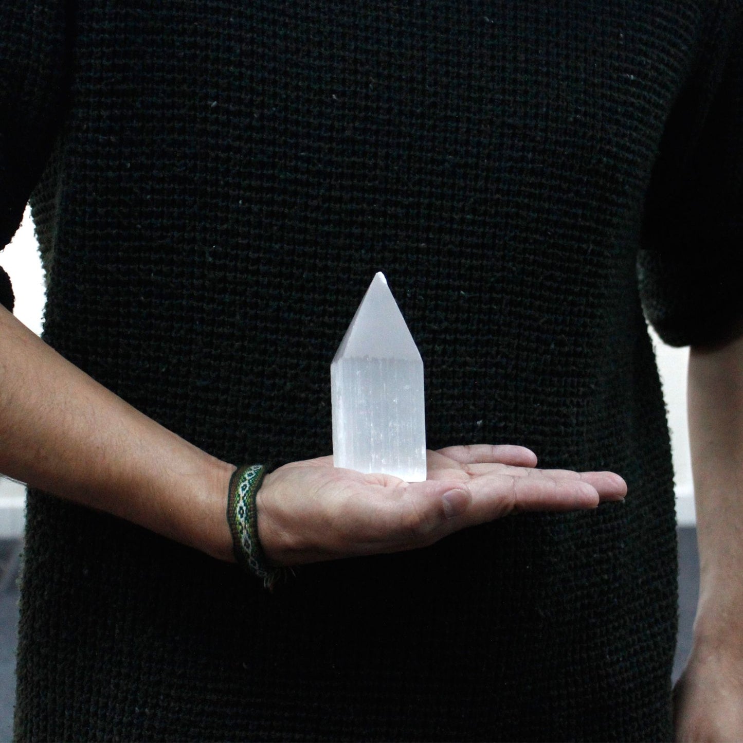 Tour en sélénite — Pointe crayon · 10 cm