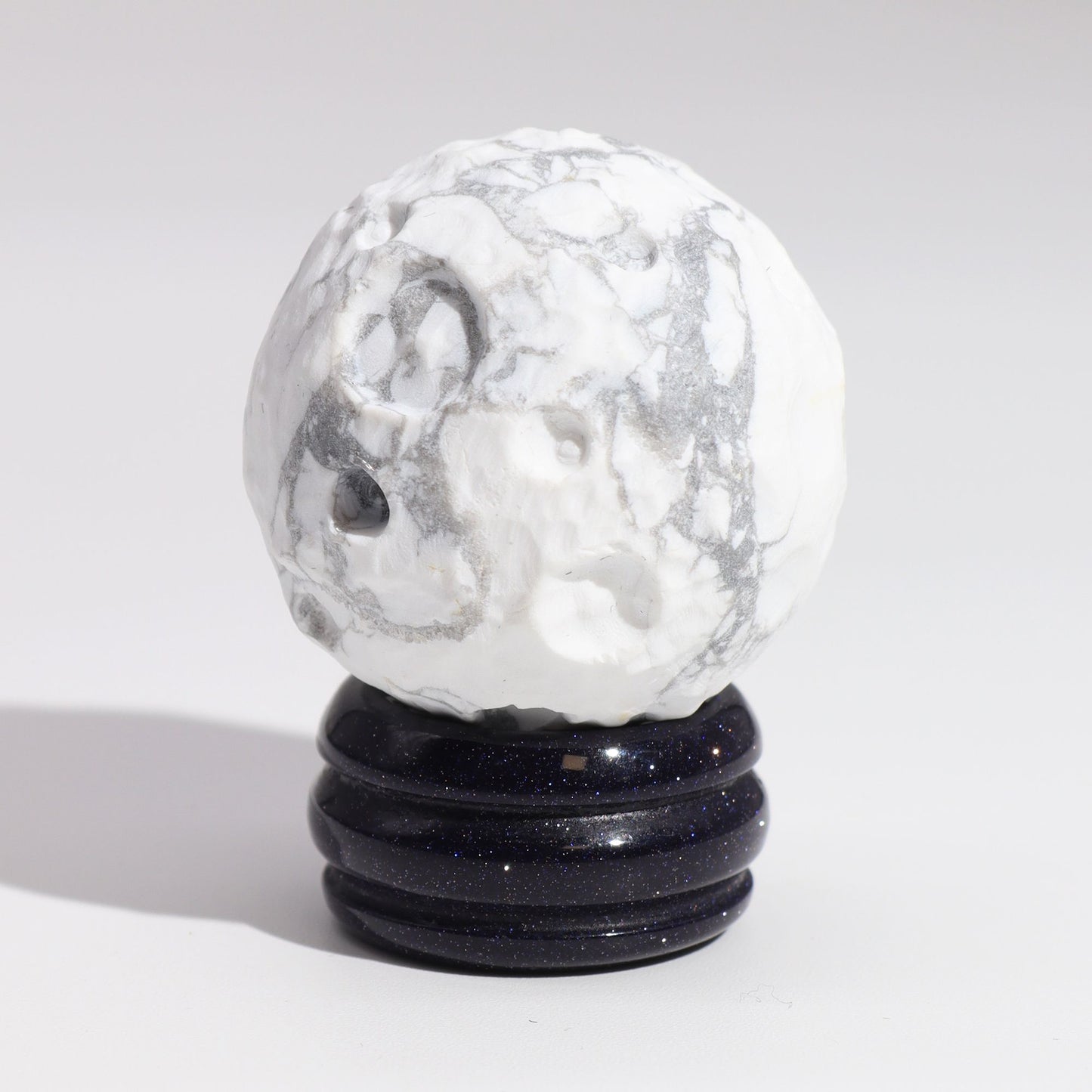 Planète Lune en howlite blanche sur socle solaire · 40mm