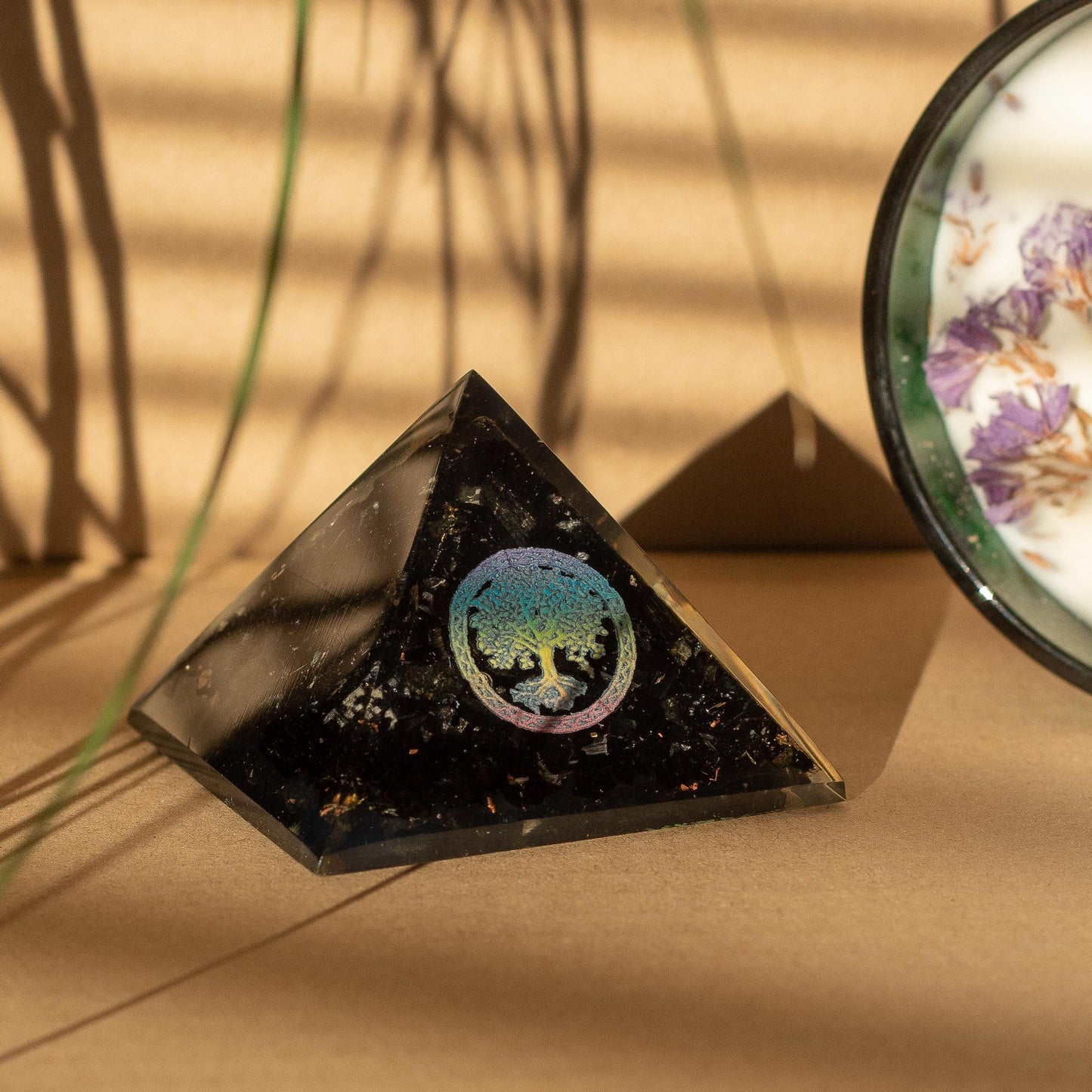 Petite pyramide d’orgonite — Arbre de vie · Éclats de tourmaline noire · 5cm