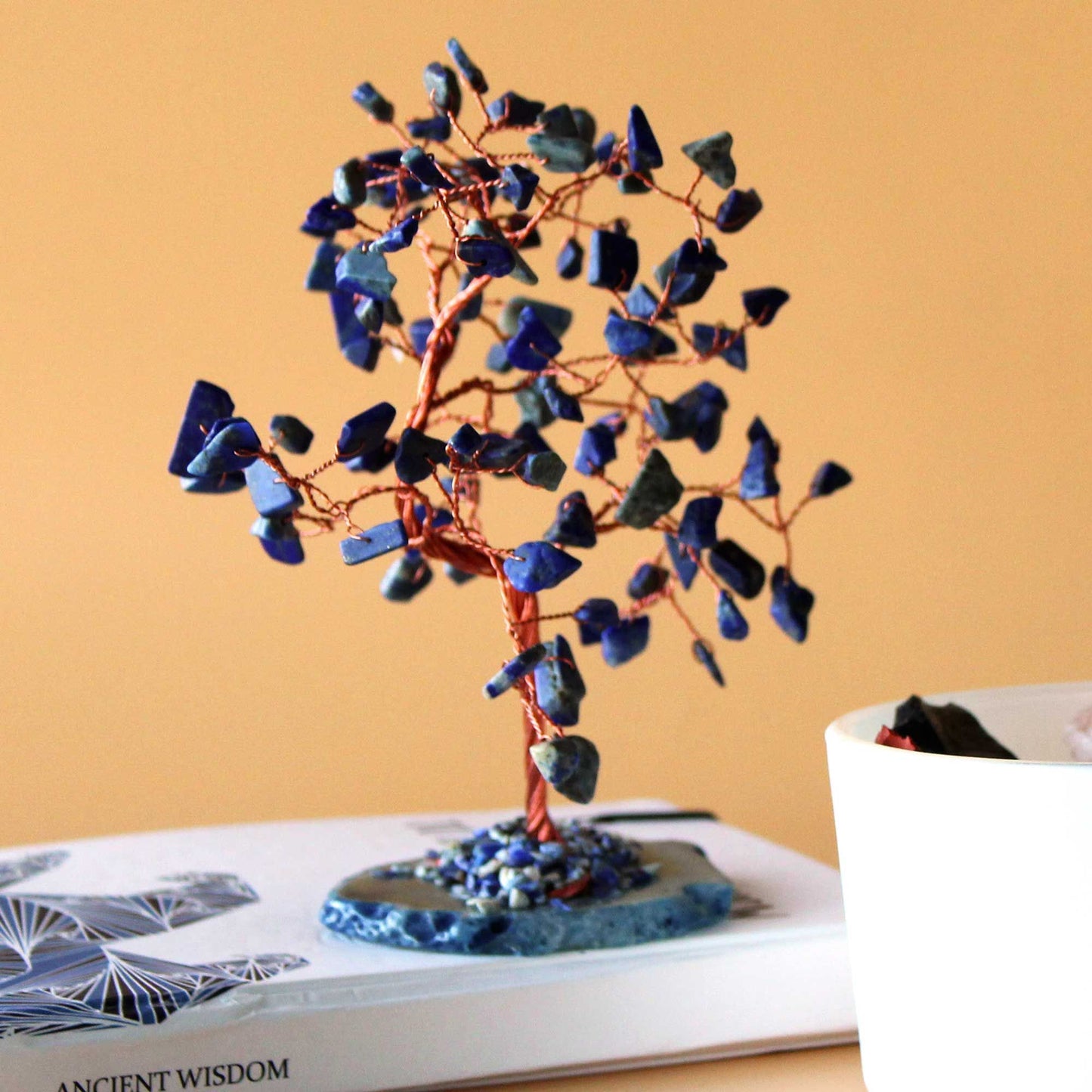 Arbre grand format: sodalite sur socle d’agate bleu