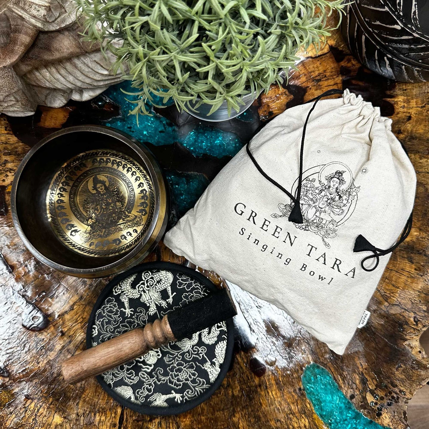 Coffret bol chantant martelé & gravé main — Tara vert · 14 cm