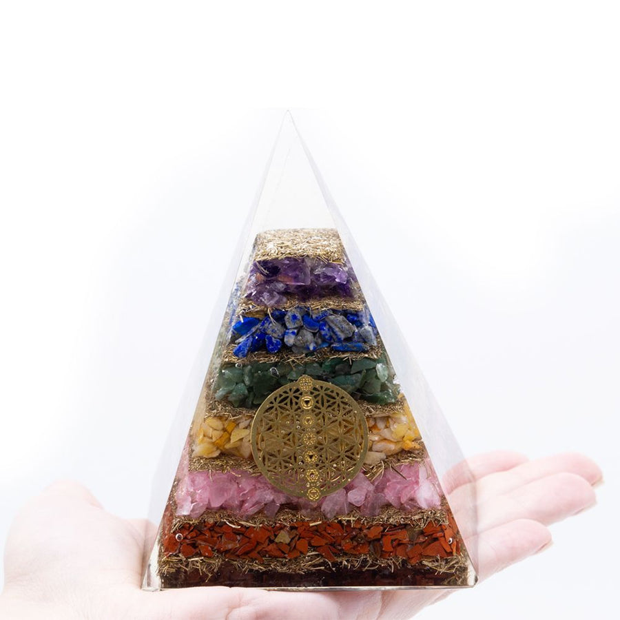 Grande pyramide d’orgonite — Fleur de vie des sept chakras · 70mm