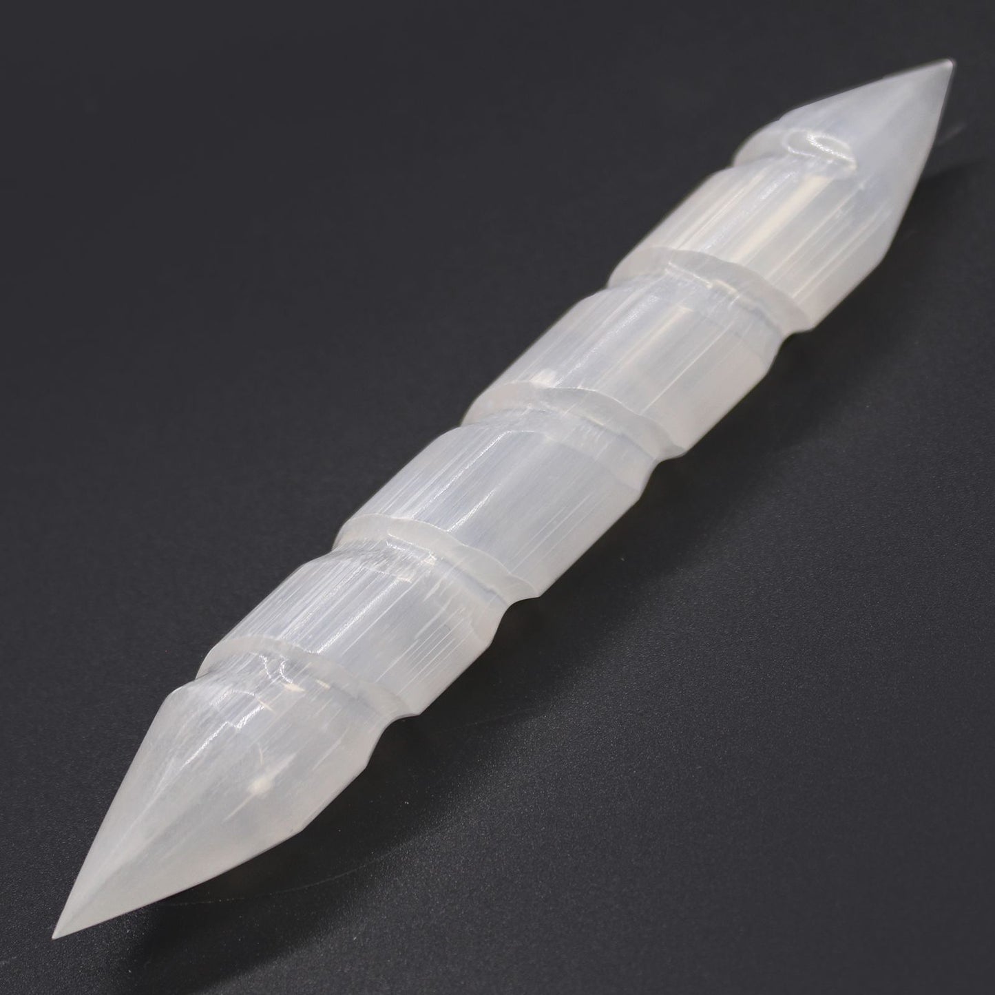 Baguette spirale en sélénite — Deux extrémités pointues · 16 cm