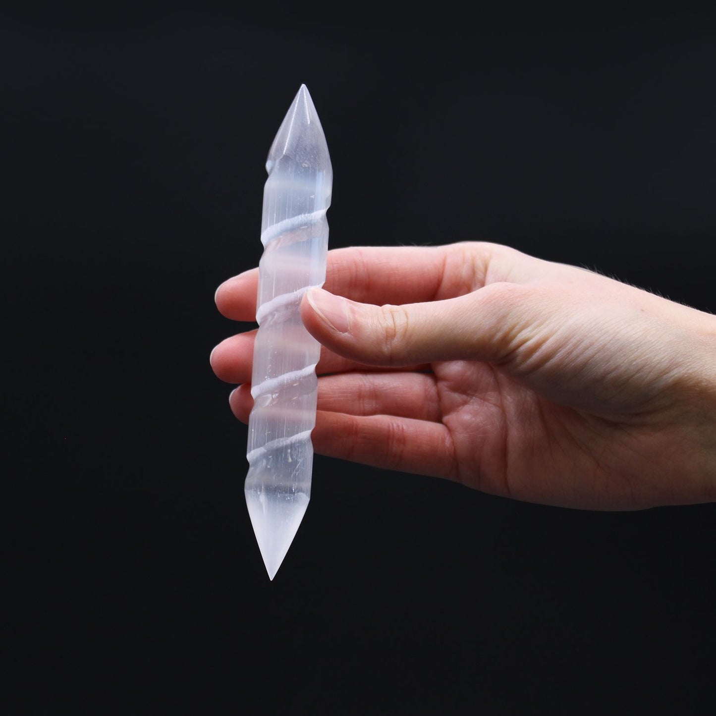 Baguette spirale en sélénite — Deux extrémités pointues · 16 cm