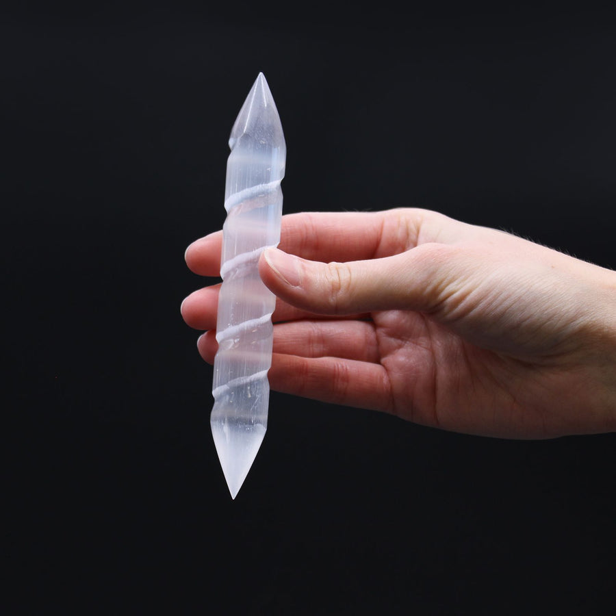 Baguette spirale en sélénite — Deux extrémités pointues · 16 cm