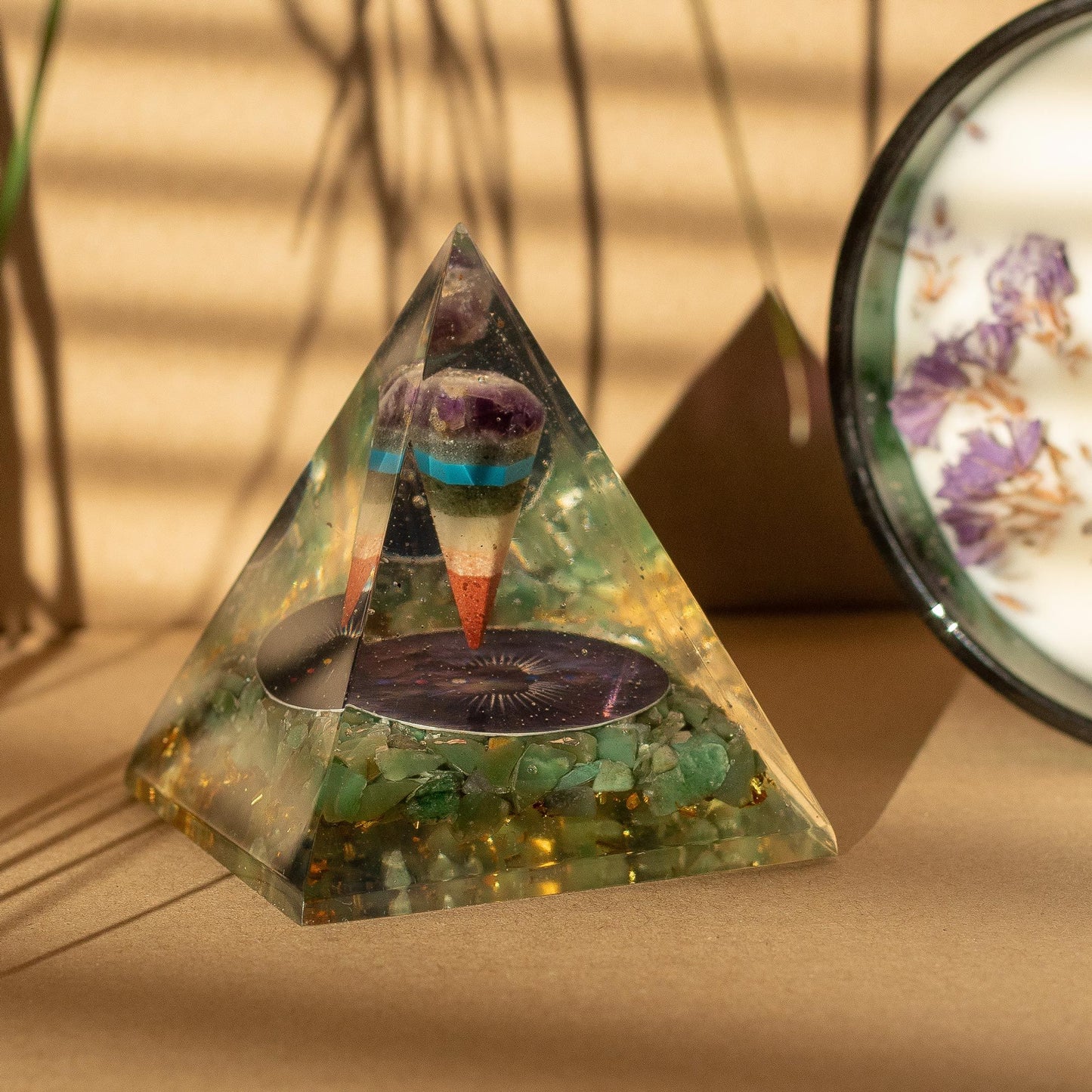 Pyramide d’orgonite format moyen — Pendule · Éclats d’aventurine verte