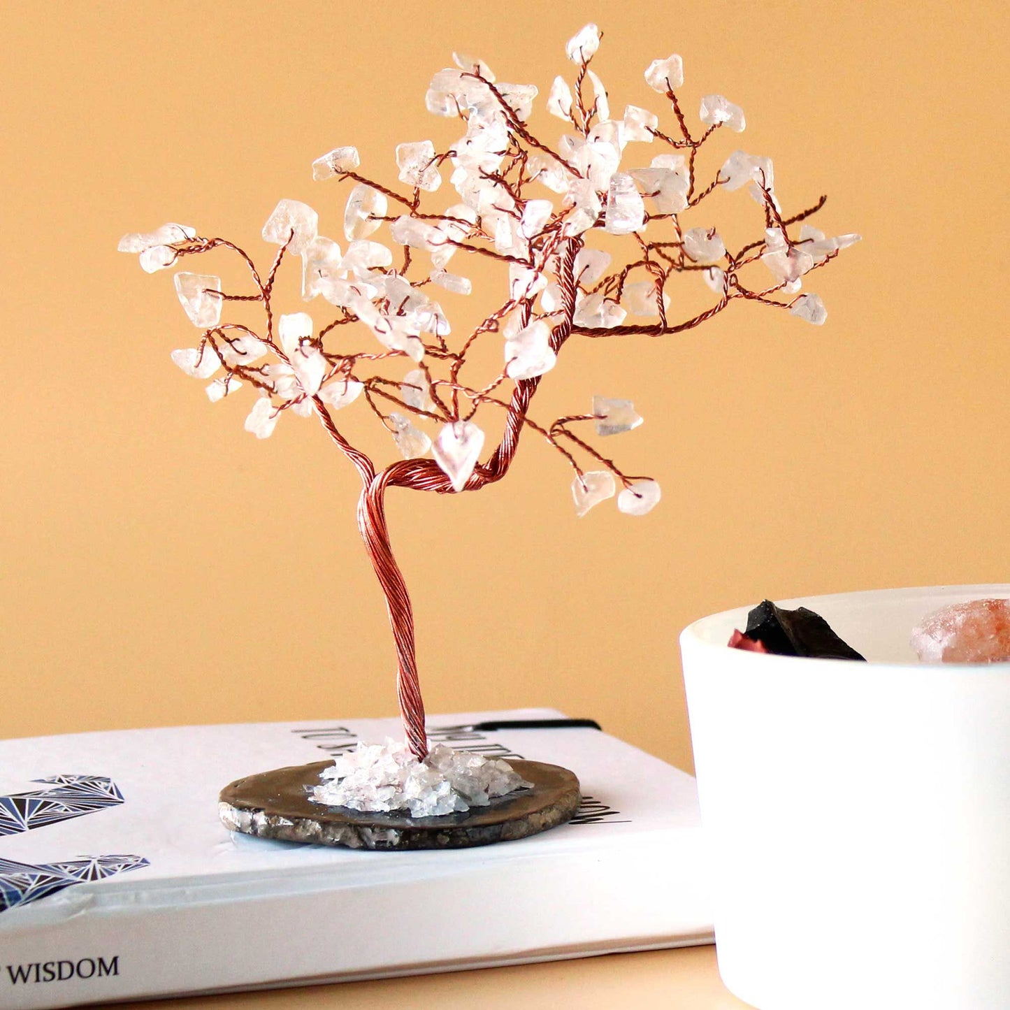 Arbre grand format: cristal de roche sur socle d’agate noire