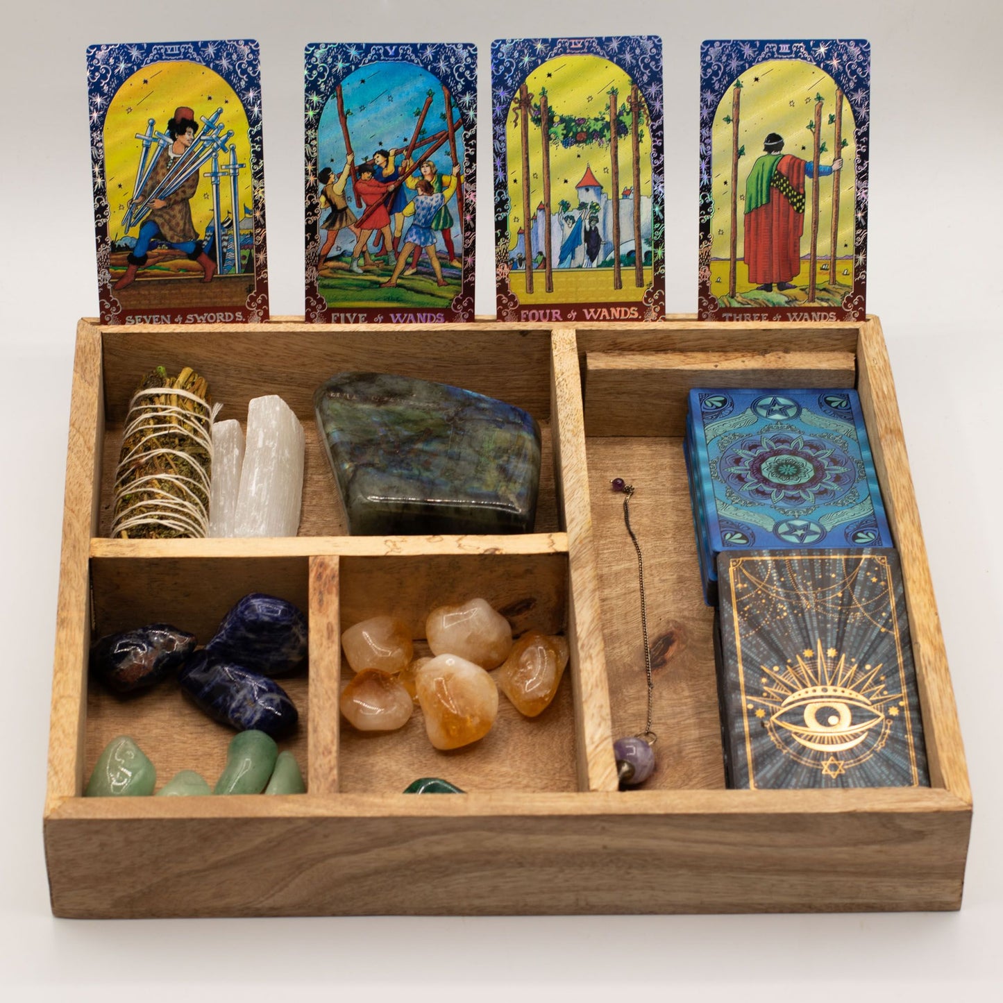 Coffret de tarot à quatre compartiments sur socle pour cartes