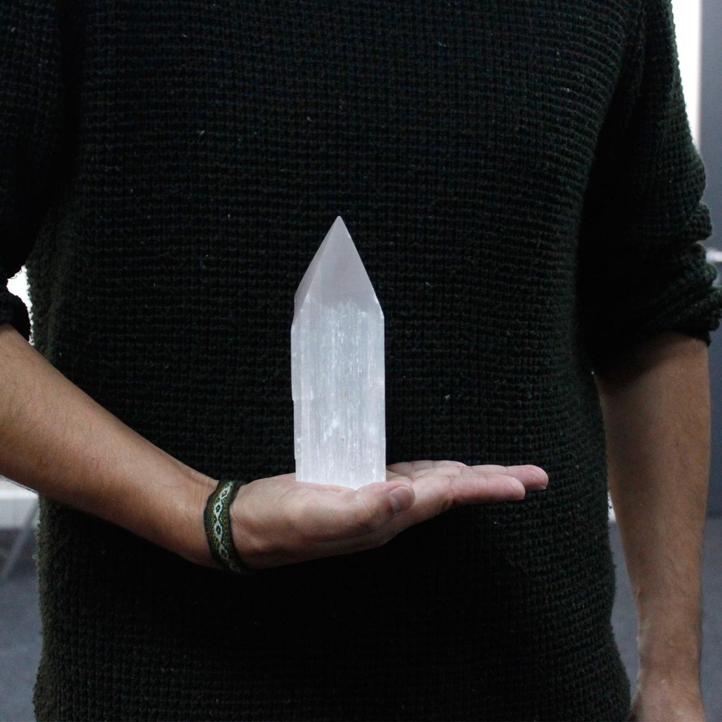 Tour en sélénite — Pointe crayon · 15 cm