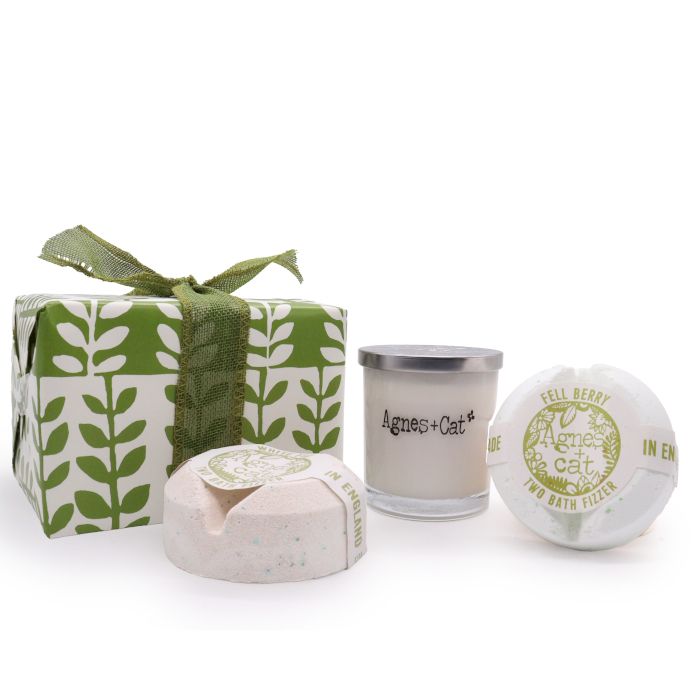 Coffret: bombe de bain de figue blanche & myrtille sauvage + bougie de rhubarbe