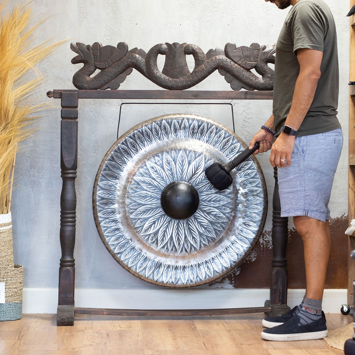 Gong de méditation grand format sur socle bois ancien — Noir · 80cm