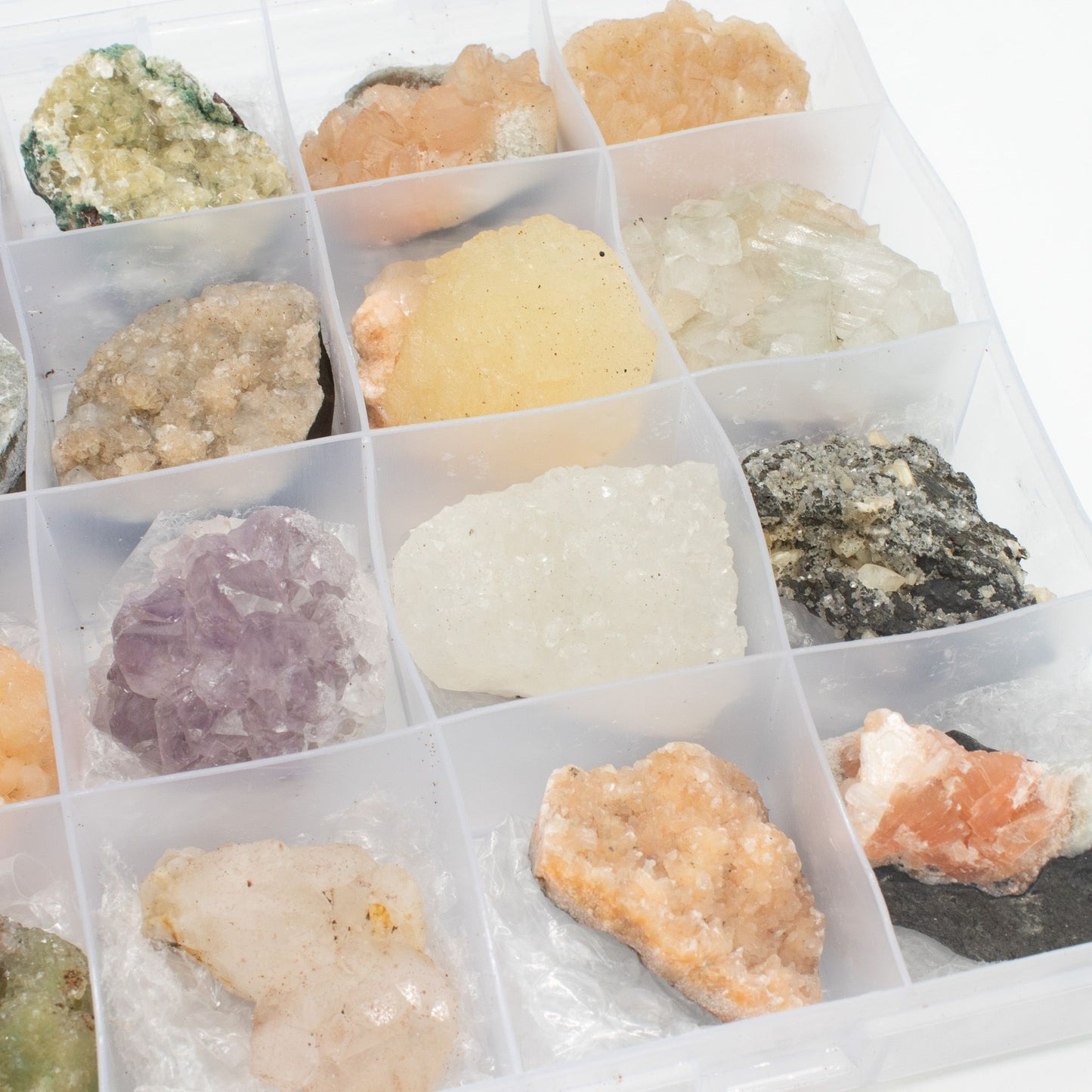 Spécimens minéraux — Zéolites de l’Inde en vitrine