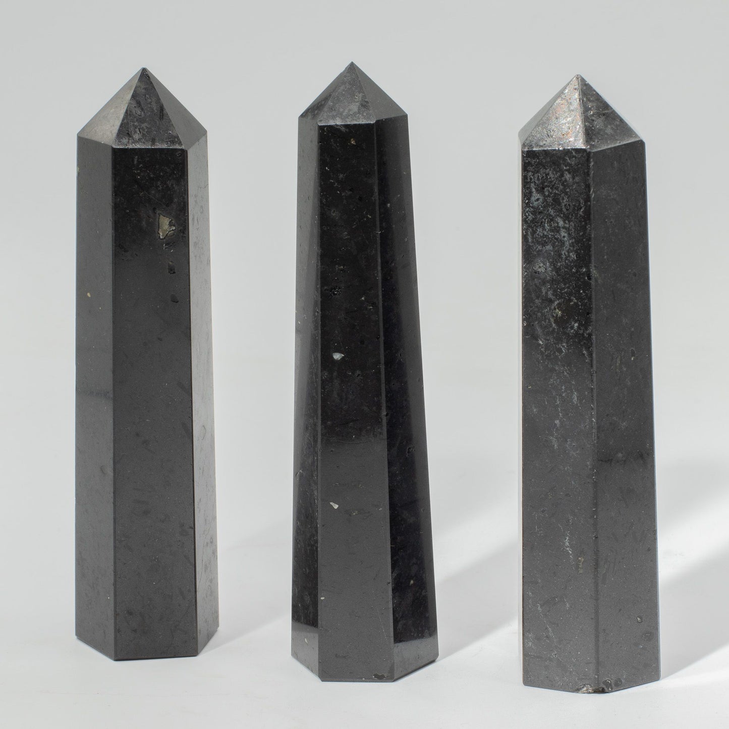 Obélisque à six faces — Tourmaline noire · 17 cm