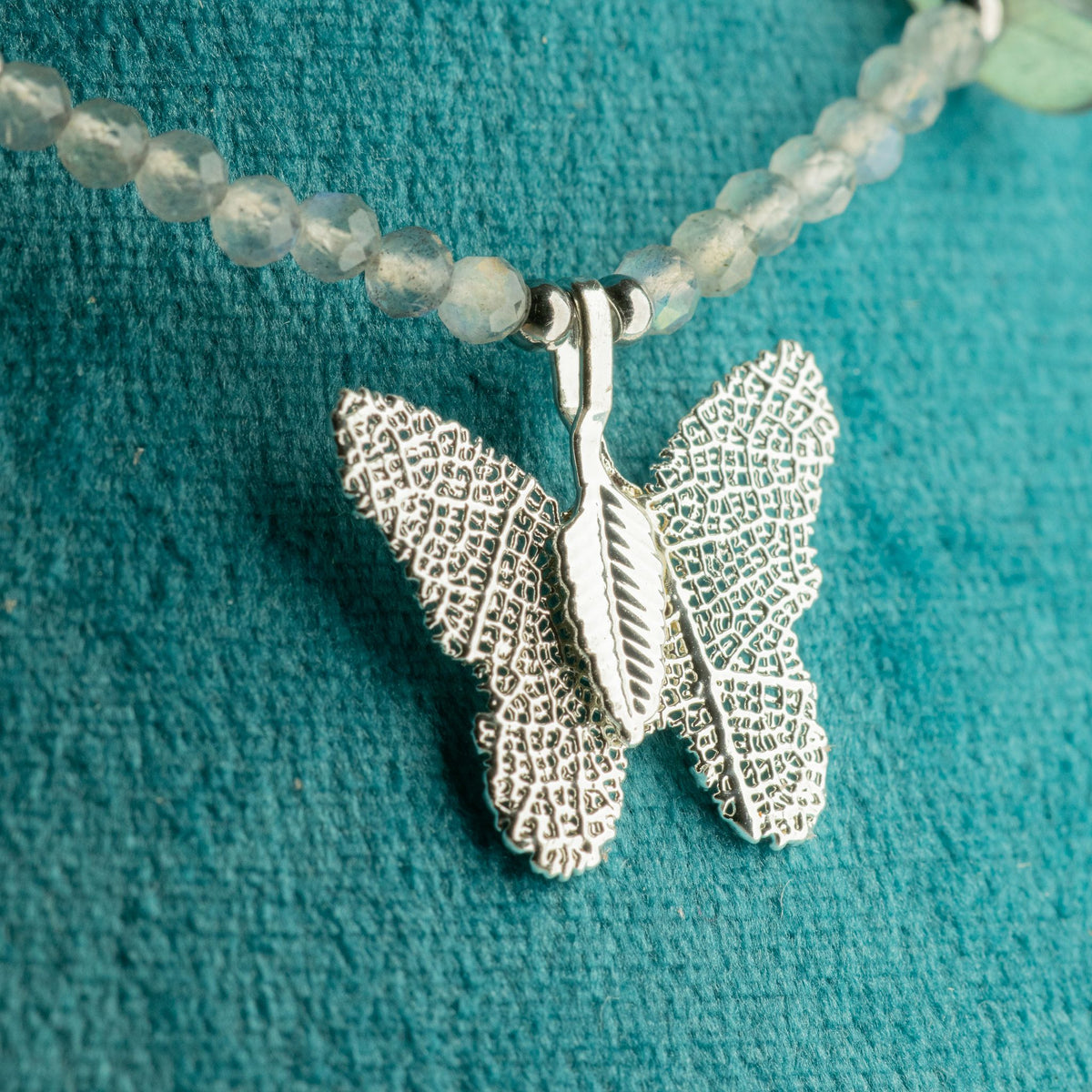 Collier de labradorite, papillon en feuille réelle — vue 3