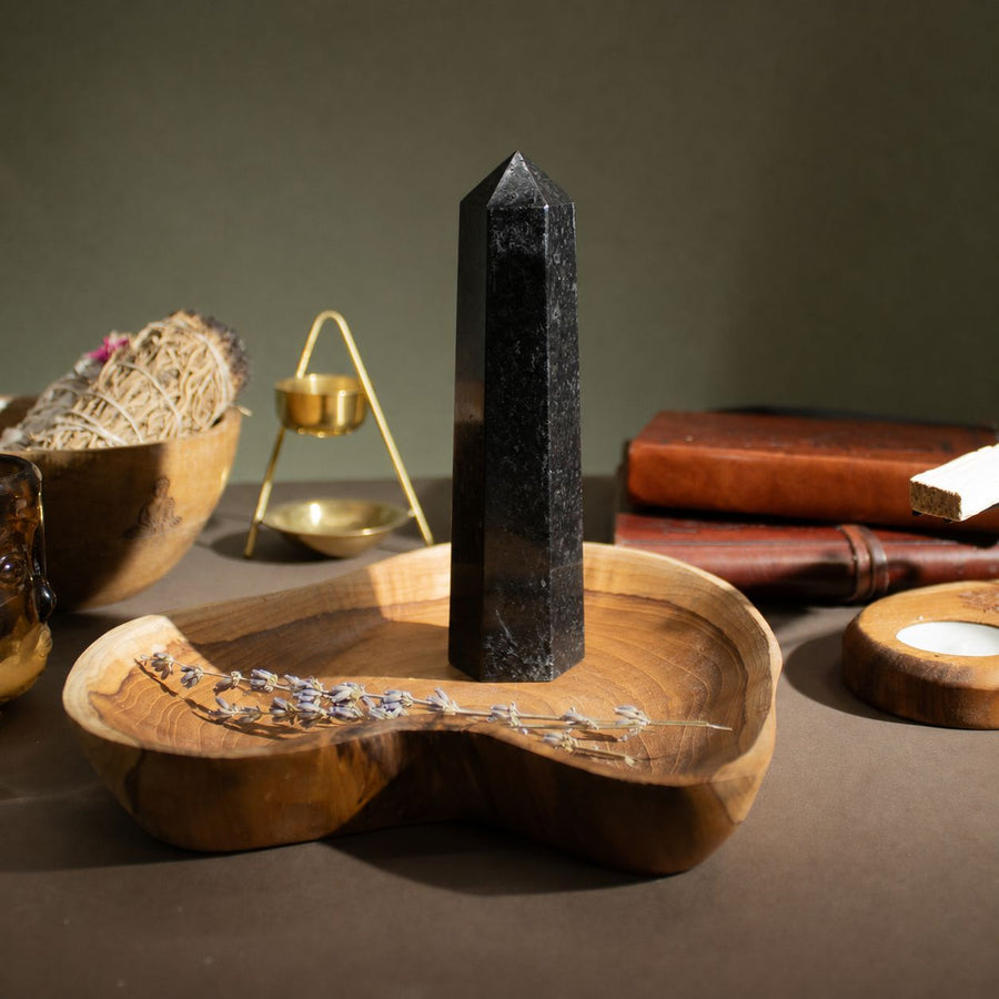 Obélisque à six faces — Tourmaline noire · 17 cm