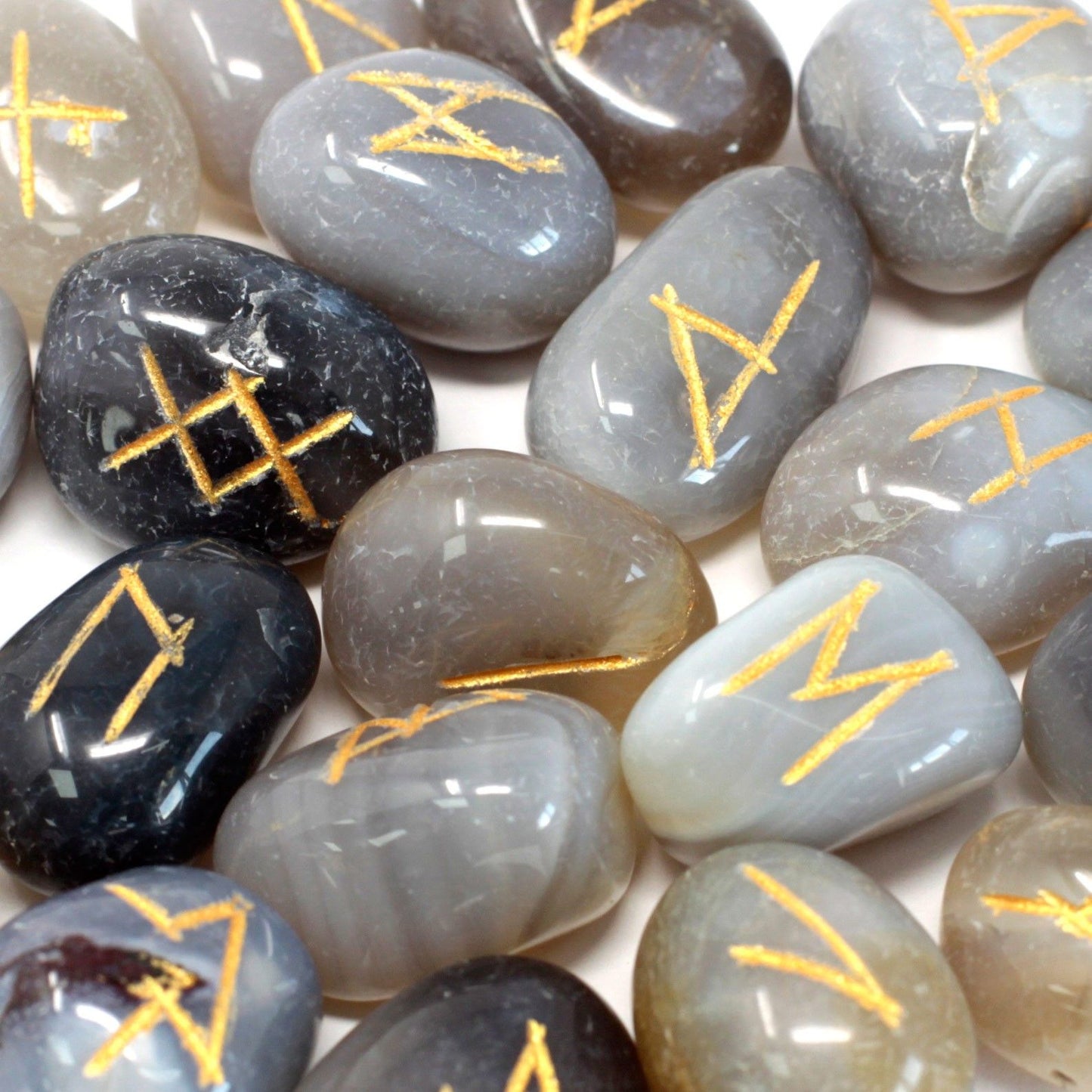 Jeu de runes de l’Inde en pochette — Agate grise