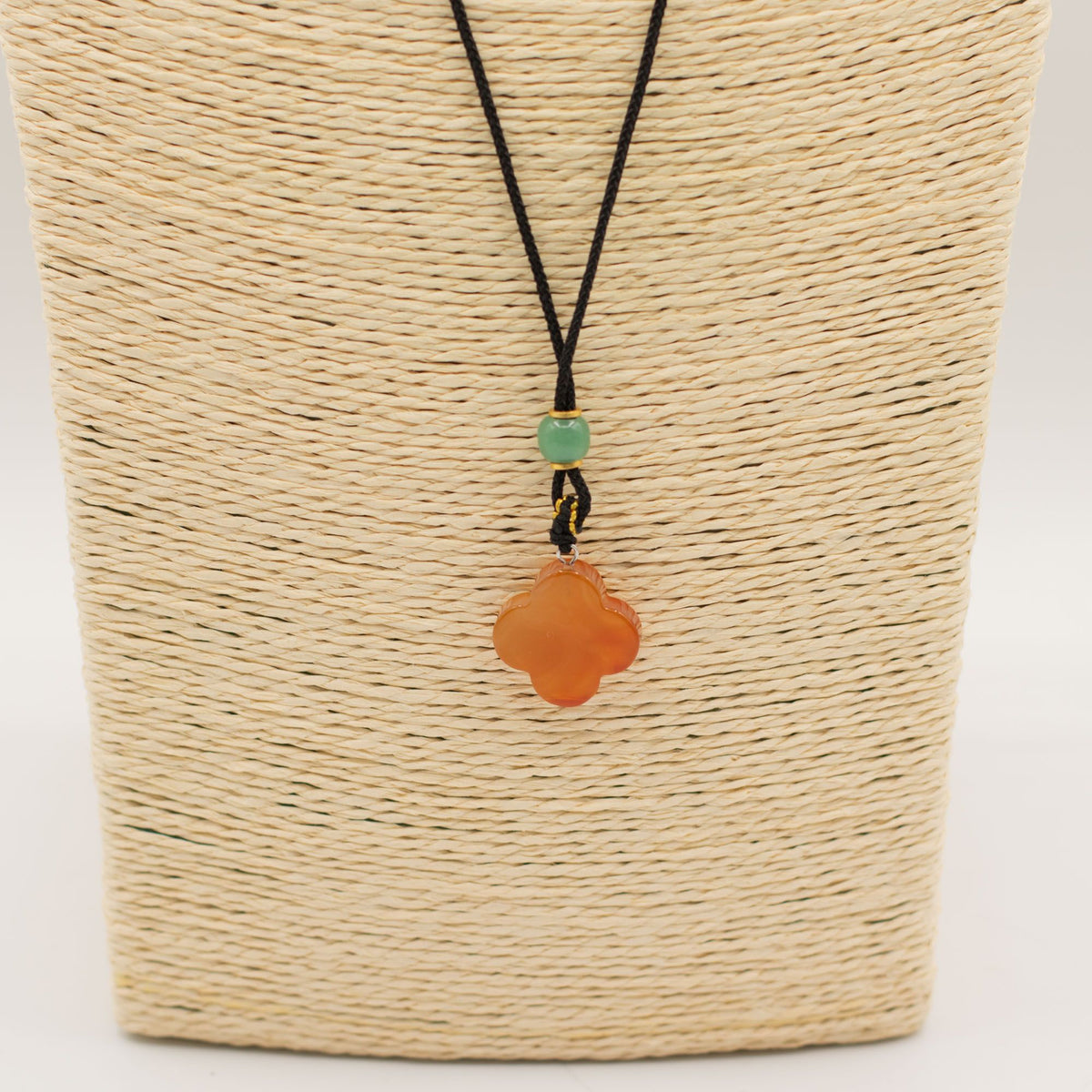 Collier sur cordon, trèfle en jade rouge — vue 3