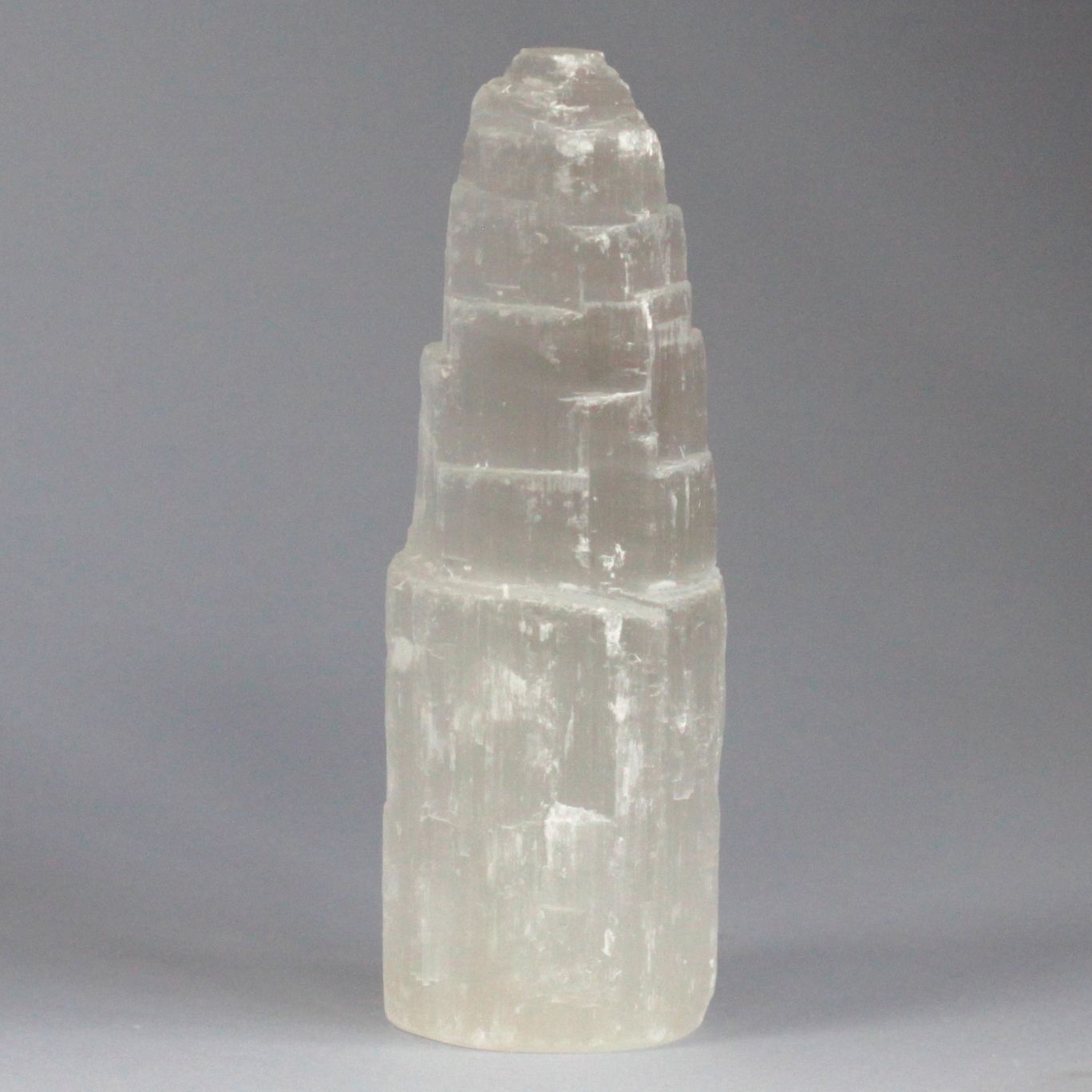 Tour en sélénite naturelle · 15 cm
