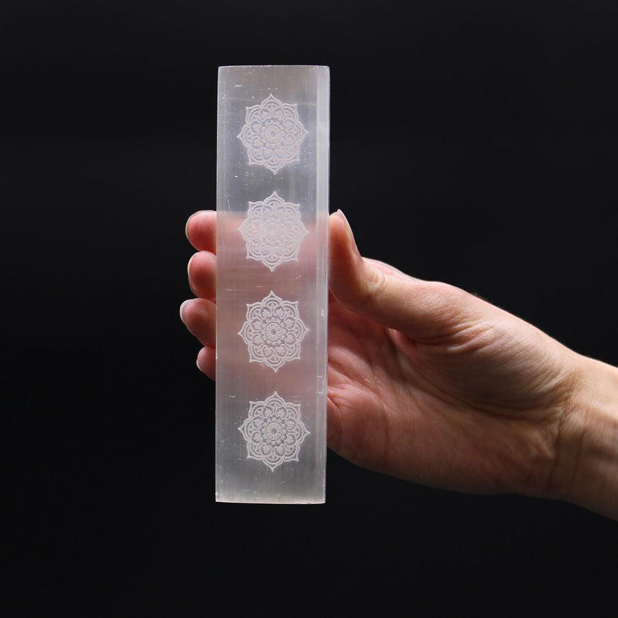 Plaque de charge en sélénite — Barre plate mandala · 15cm