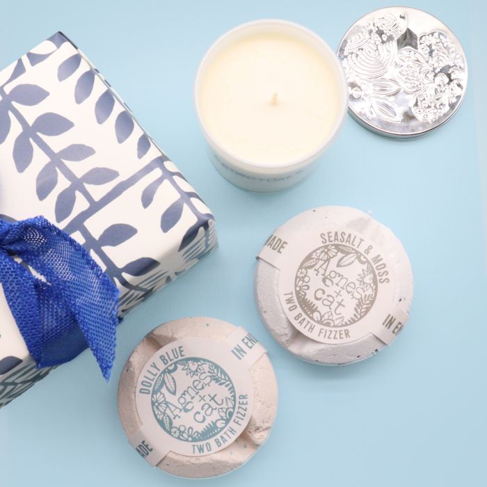 Coffret: bombes de bain sel marin & mousse & Dolly bleu + bougie de violette de Parme