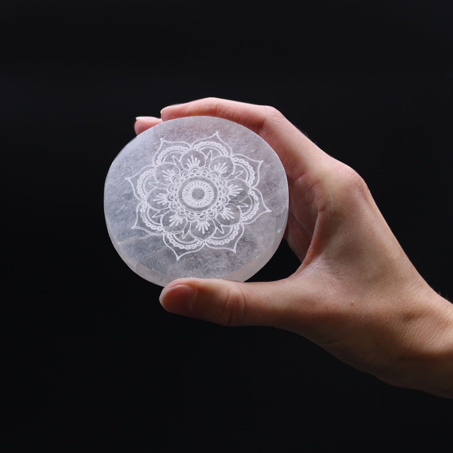 Plaque de charge en sélénite — Motif mandala · 8cm