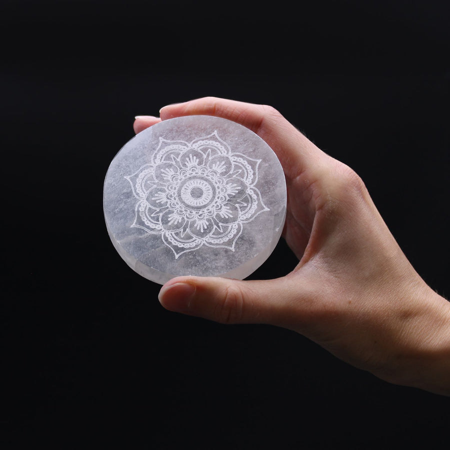 Plaque de charge en sélénite — Motif mandala · 8cm