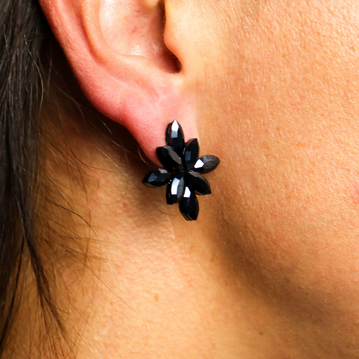 Boucles d’oreilles fleurs en verre, noir de jais — vue 2
