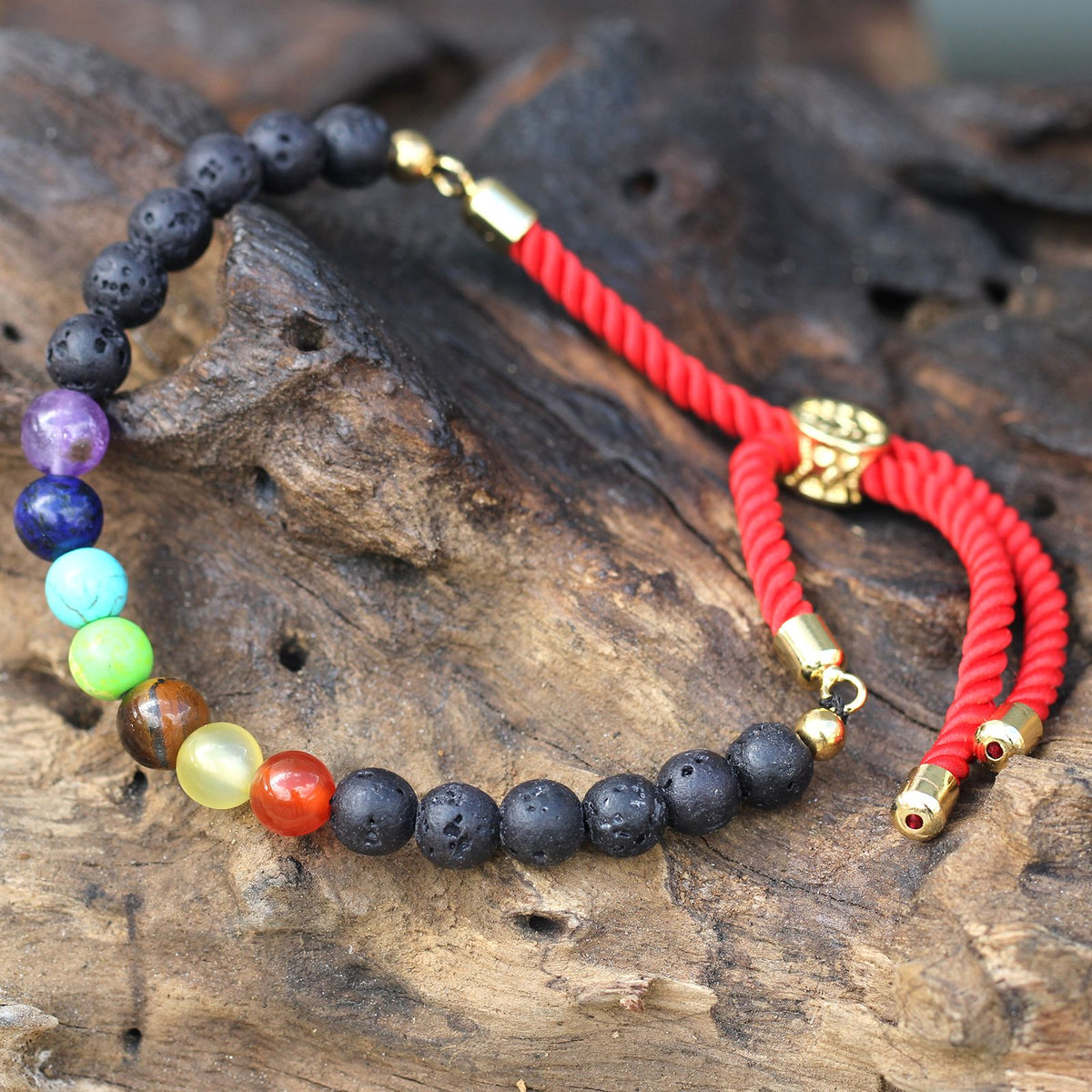 Bracelet ajustable lave et chakras, cordon rouge — vue 3