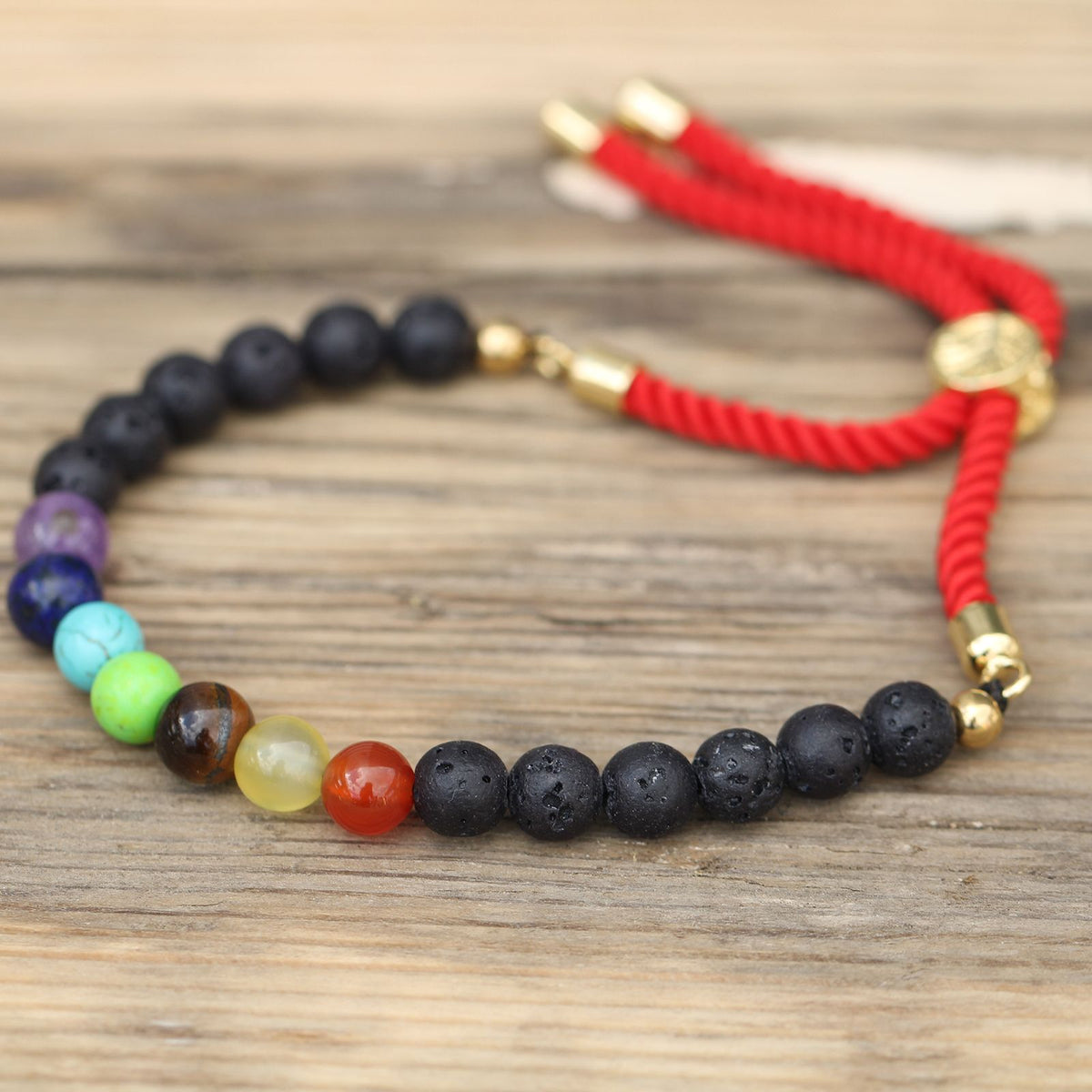Bracelet ajustable lave et chakras, cordon rouge — vue 2
