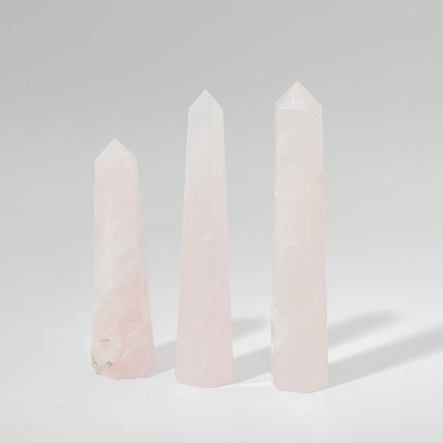 Obélisque à six faces — Quartz rose · 11 cm