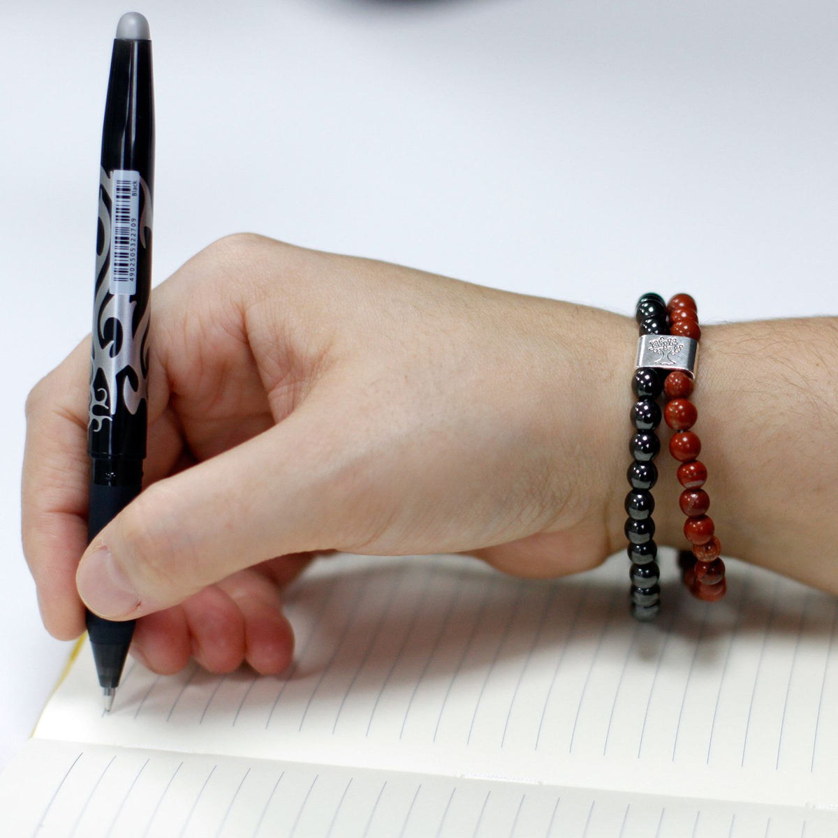 Duo de bracelets magnétiques, pierre rouge — vue 2