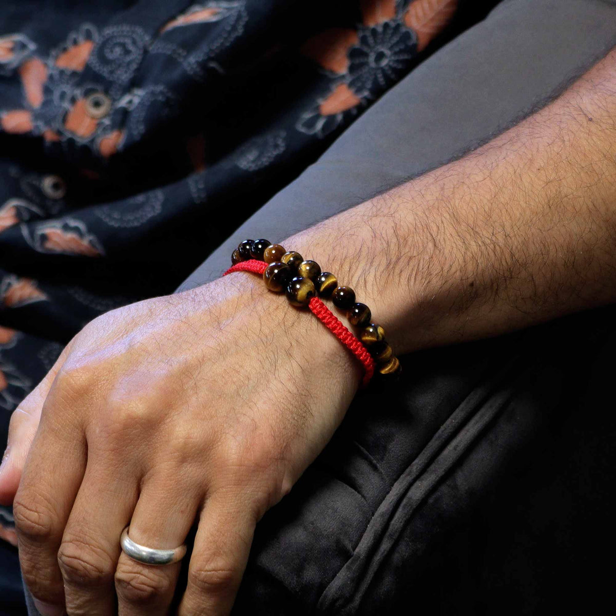 Duo de bracelets en œil de tigre, cordon et perles — vue 2
