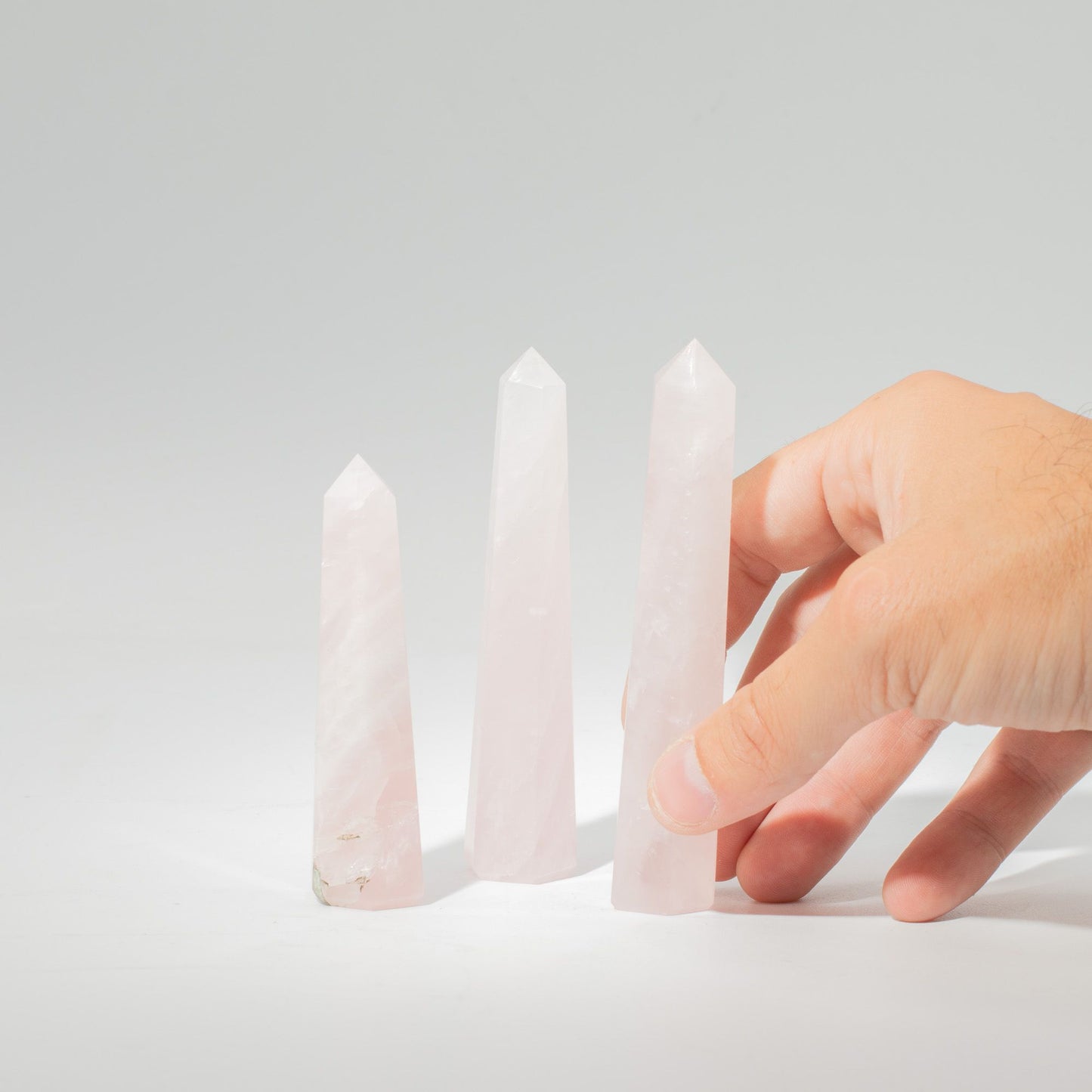 Obélisque à six faces — Quartz rose · 11 cm
