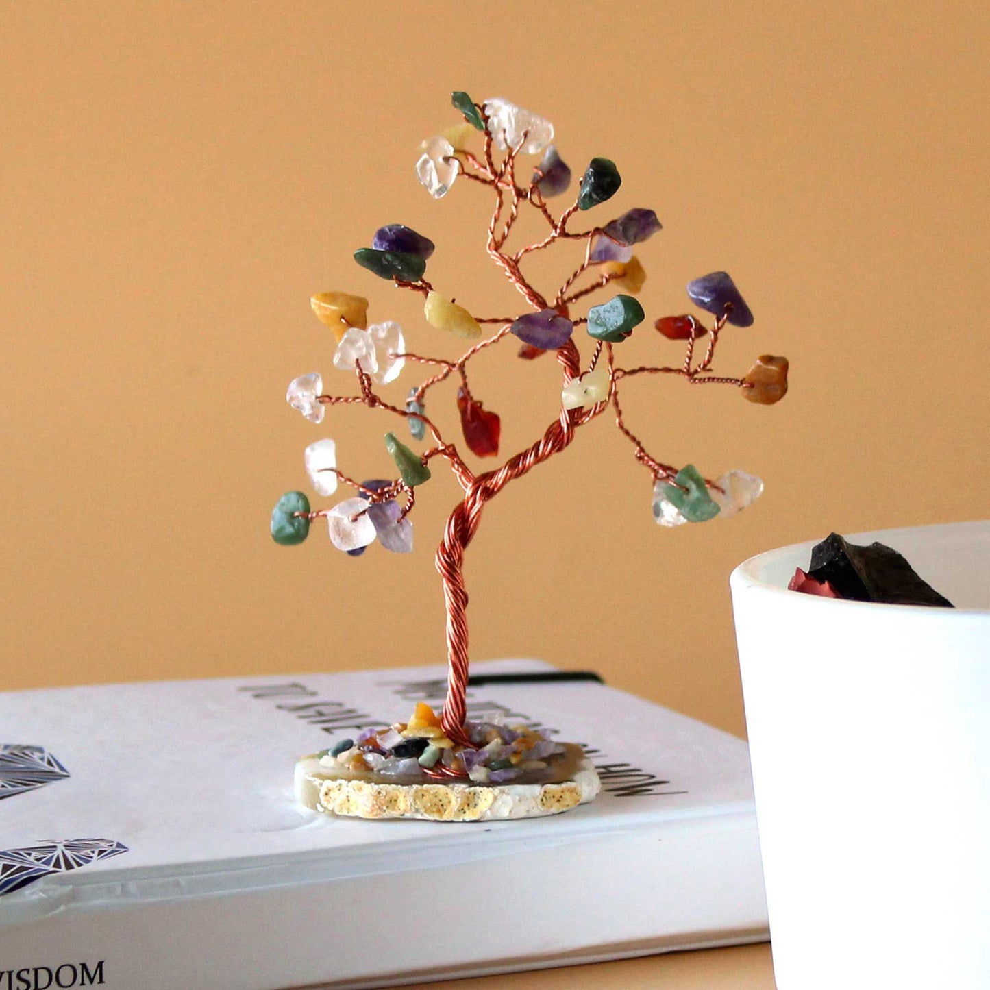 Arbre : pierres assorties sur socle d’agate naturel